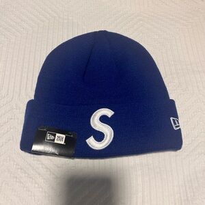 Supreme S logo New Era beanie in blue